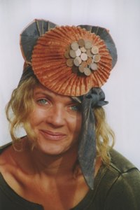 Frau schaut nach vorne